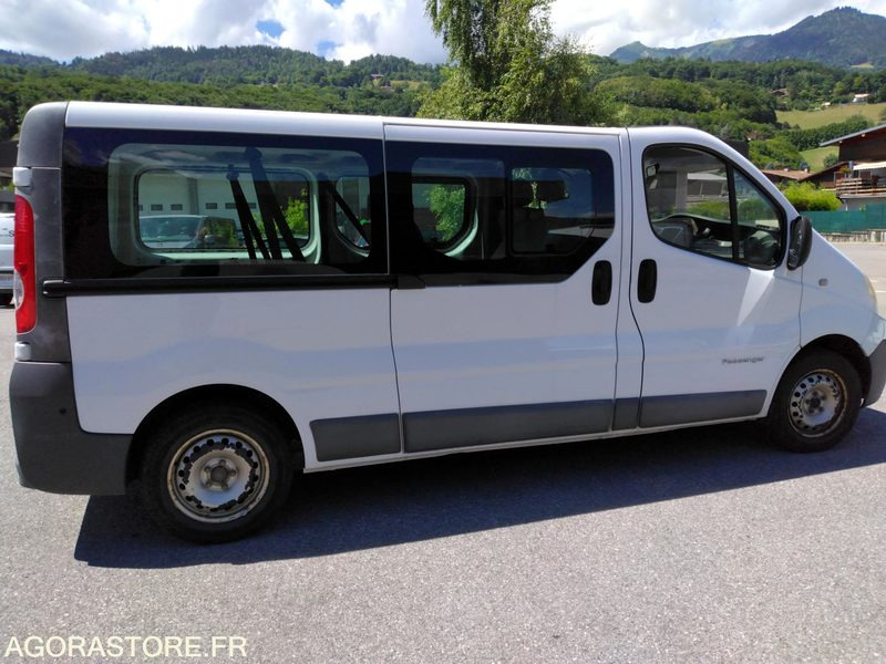Minibus Renault Trafic - Minibusz, Kisbusz: 5 kép. Minibus Renault Trafic - Minibusz, Kisbusz: 5 kép.