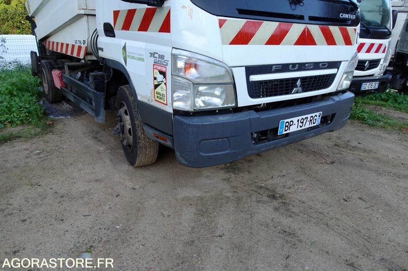 Mitsubishi Fuso - Szemetesautó: 2 kép. Mitsubishi Fuso - Szemetesautó: 2 kép.