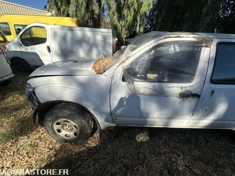 NISSAN NAVARRA - 2013 - 200000KM - CX496PF - Pickup: 3 kép. NISSAN NAVARRA - 2013 - 200000KM - CX496PF - Pickup: 3 kép.