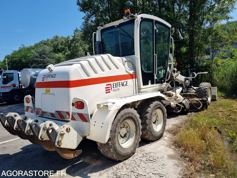 NIVELEUSE - NEW HOLLAND F106.7 - 2014 / 6195 Heures (M47110) - Gréder: 4 kép. NIVELEUSE - NEW HOLLAND F106.7 - 2014 / 6195 Heures (M47110) - Gréder: 4 kép.