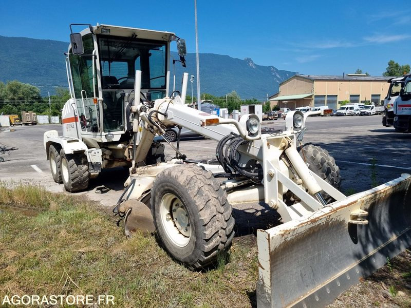 NIVELEUSE - NEW HOLLAND F106.7 - 2014 / 6195 Heures (M47110) - Gréder: 1 kép. NIVELEUSE - NEW HOLLAND F106.7 - 2014 / 6195 Heures (M47110) - Gréder: 1 kép.