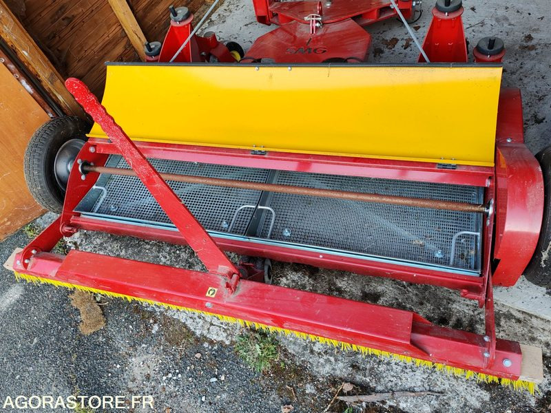 Nettoyeur de terrain de gazon synthétique - Kerti gépek: 4 kép. Nettoyeur de terrain de gazon synthétique - Kerti gépek: 4 kép.