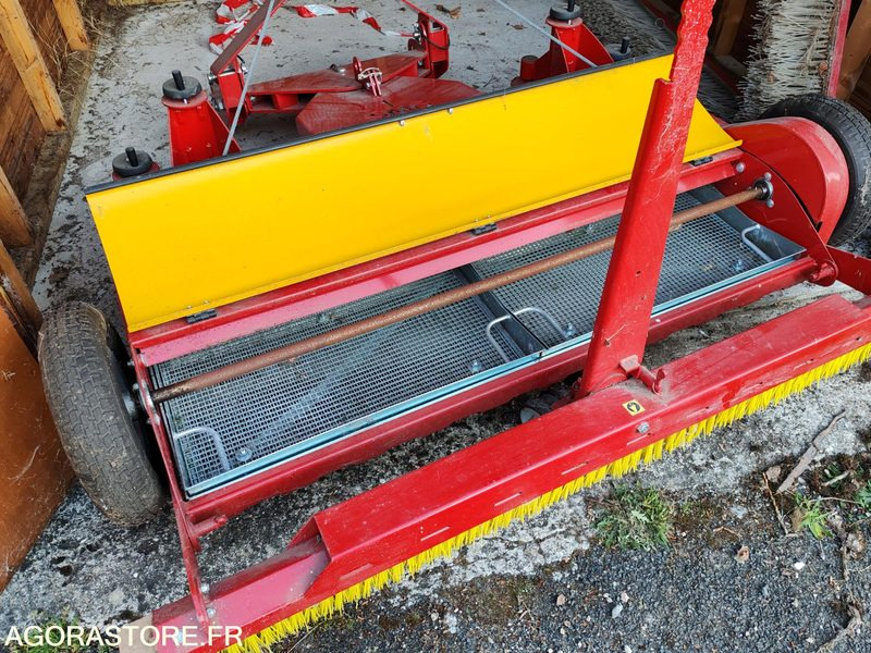 Nettoyeur de terrain de gazon synthétique - Kerti gépek: 5 kép. Nettoyeur de terrain de gazon synthétique - Kerti gépek: 5 kép.