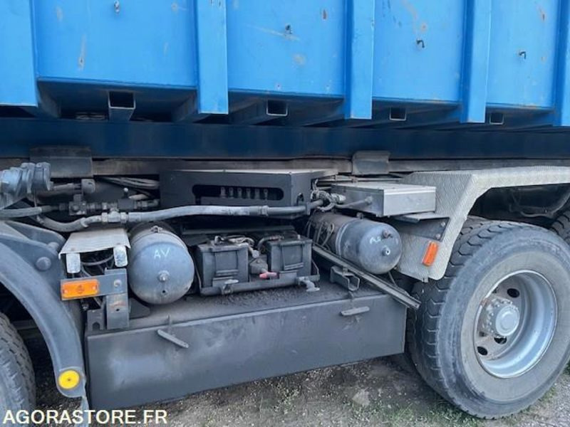 CAMION 8X4 RENAULT KERAX 420 DCI 2002 395000 KM - Nyergesvontató: 5 kép. CAMION 8X4 RENAULT KERAX 420 DCI 2002 395000 KM - Nyergesvontató: 5 kép.