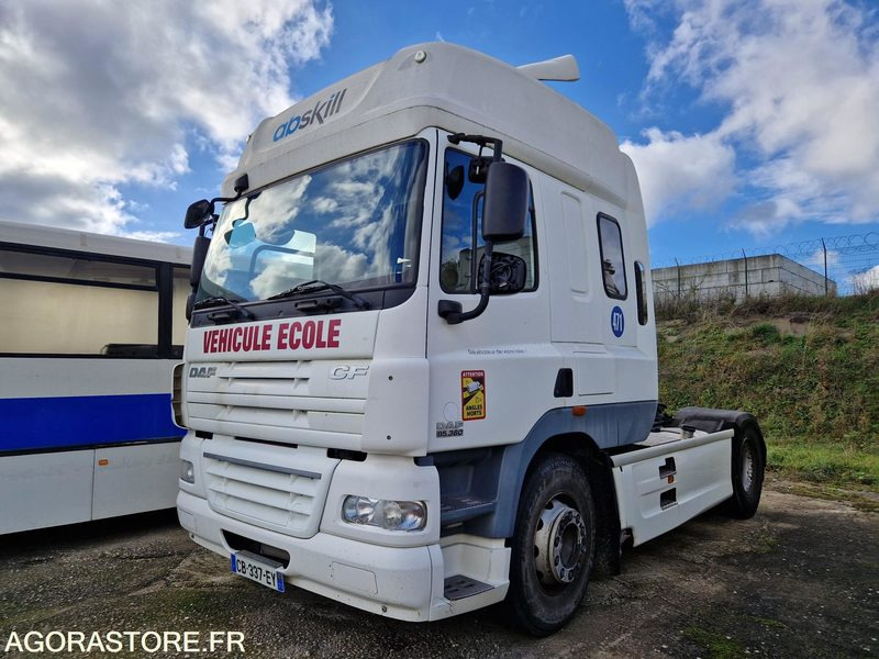 DAF CF 85.360 - 2012 - 241565 Kms - CB337EY - Nyergesvontató: 1 kép. DAF CF 85.360 - 2012 - 241565 Kms - CB337EY - Nyergesvontató: 1 kép.