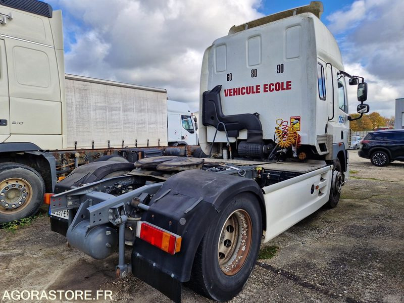 DAF CF 85.360 - 2012 - 241565 Kms - CB337EY - Nyergesvontató: 3 kép. DAF CF 85.360 - 2012 - 241565 Kms - CB337EY - Nyergesvontató: 3 kép.