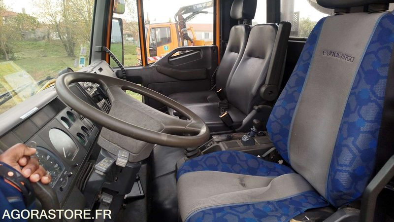 Iveco 180E24 - 2003 - 251793km - 126BCA31 - Nyergesvontató: 4 kép. Iveco 180E24 - 2003 - 251793km - 126BCA31 - Nyergesvontató: 4 kép.
