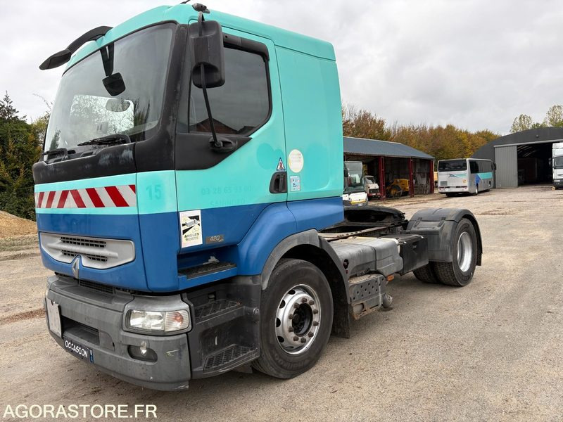 TRACTEUR RENAULT 420 DCI - Nyergesvontató: 4 kép. TRACTEUR RENAULT 420 DCI - Nyergesvontató: 4 kép.
