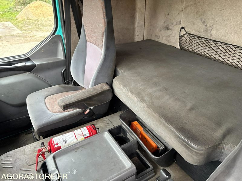 TRACTEUR RENAULT 420 DCI - Nyergesvontató: 3 kép. TRACTEUR RENAULT 420 DCI - Nyergesvontató: 3 kép.