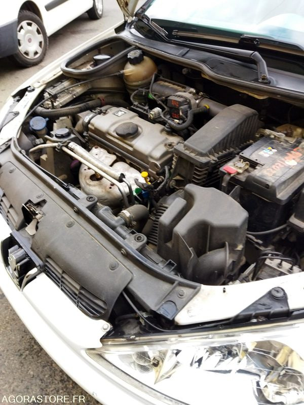 PEUGEOT 206 ESSENCE - Autó: 3 kép. PEUGEOT 206 ESSENCE - Autó: 3 kép.