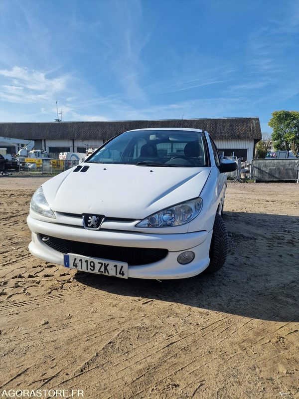 PEUGEOT 206 - LOT N°1 - Autó: 1 kép. PEUGEOT 206 - LOT N°1 - Autó: 1 kép.