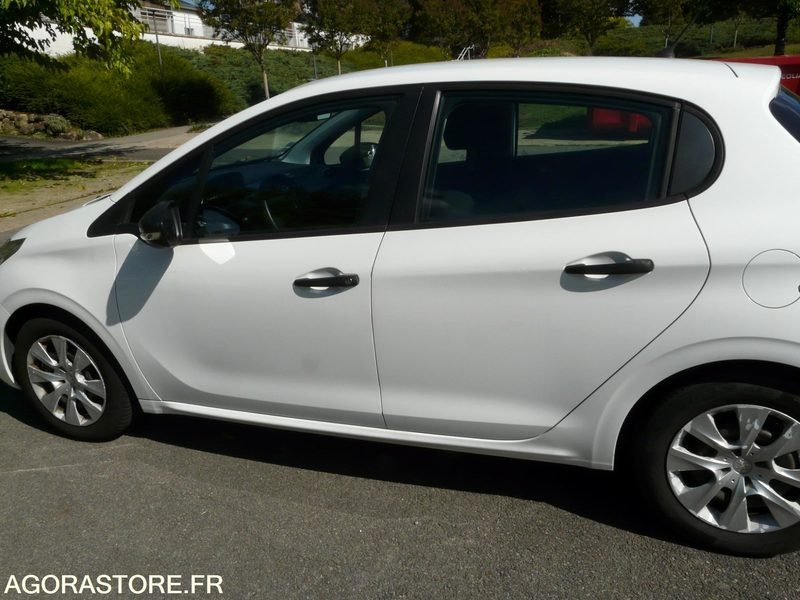 PEUGEOT 208 DX207CZ - Autó: 4 kép. PEUGEOT 208 DX207CZ - Autó: 4 kép.