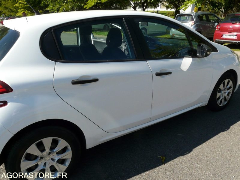 PEUGEOT 208 DX207CZ - Autó: 3 kép. PEUGEOT 208 DX207CZ - Autó: 3 kép.