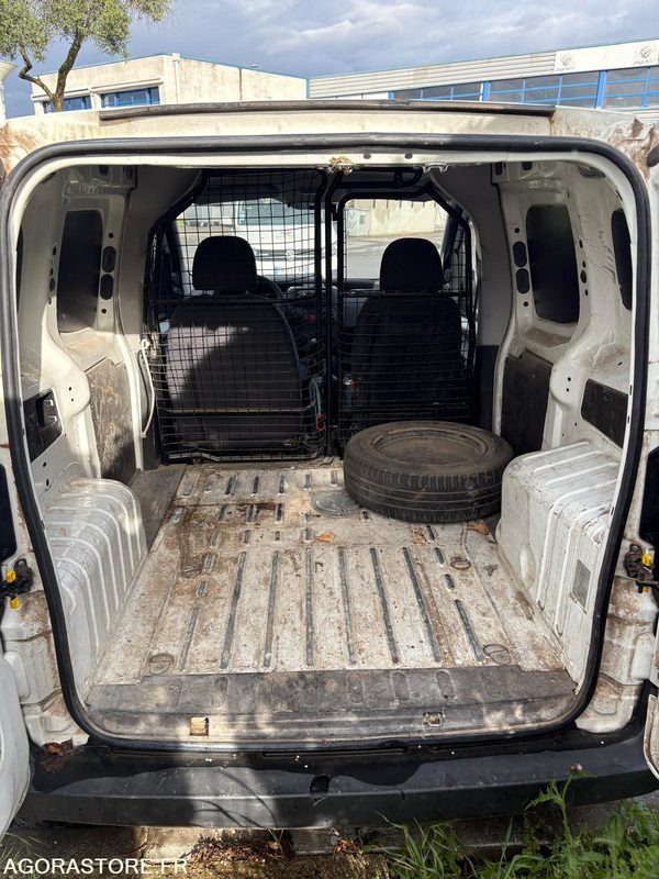 PEUGEOT BIPPER MOTEUR HS 2013 DIESEL 109297KM CP-759-XA N°VIN:VF3AAFHZOD8375606 - Kis furgon: 5 kép. PEUGEOT BIPPER MOTEUR HS 2013 DIESEL 109297KM CP-759-XA N°VIN:VF3AAFHZOD8375606 - Kis furgon: 5 kép.