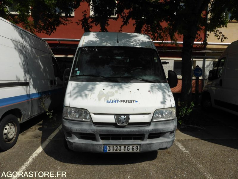 PEUGEOT BOXER 45000 kms 2002 - Furgon: 1 kép. PEUGEOT BOXER 45000 kms 2002 - Furgon: 1 kép.