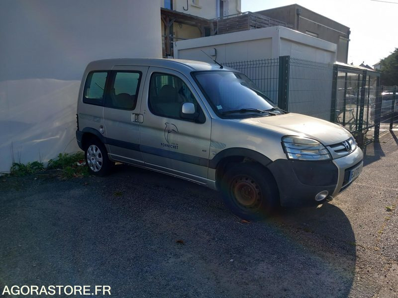PEUGEOT PARTNER 131688kms 2005 - Kis furgon: 2 kép. PEUGEOT PARTNER 131688kms 2005 - Kis furgon: 2 kép.