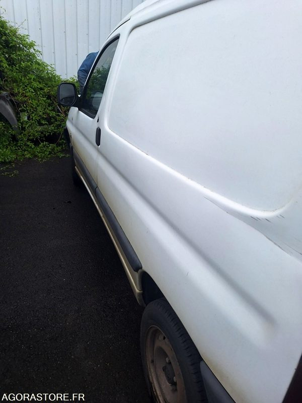 PEUGEOT PARTNER - 2002 - 156627 Kms - Kis furgon: 3 kép. PEUGEOT PARTNER - 2002 - 156627 Kms - Kis furgon: 3 kép.
