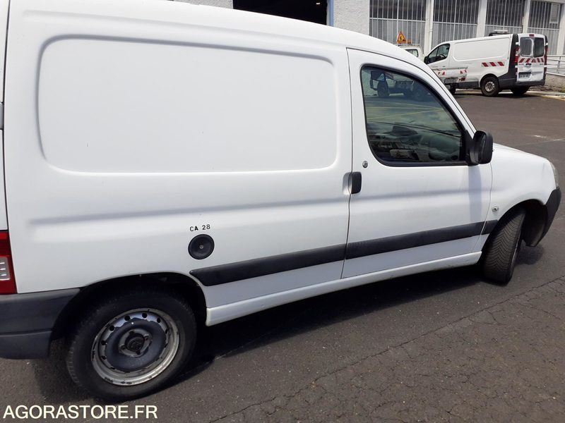 PEUGEOT PARTNER ESSENCE 75CV - Kis furgon: 4 kép. PEUGEOT PARTNER ESSENCE 75CV - Kis furgon: 4 kép.