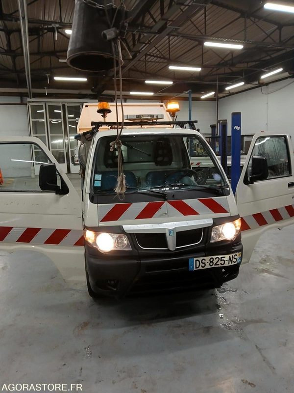 PIAGGIO PORTER BENNE - Billenőplatós kisteherautó: 1 kép. PIAGGIO PORTER BENNE - Billenőplatós kisteherautó: 1 kép.