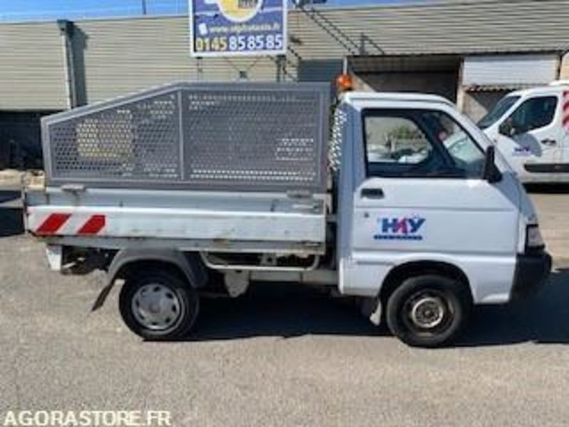 PIAGGIO PORTER - Billenőplatós kisteherautó: 3 kép. PIAGGIO PORTER - Billenőplatós kisteherautó: 3 kép.
