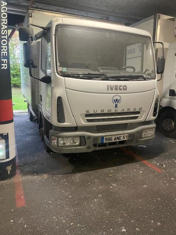 POID LOURD IVECO - Dobozos felépítményű teherautó: 1 kép. POID LOURD IVECO - Dobozos felépítményű teherautó: 1 kép.