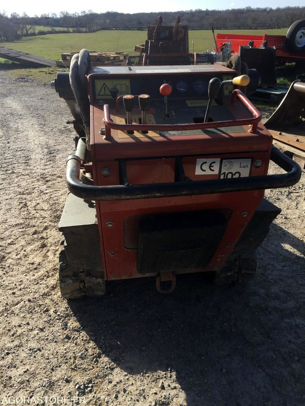 PORTE OUTILS à chenilles DITCH WITCH SK500 - Rakodógép: 5 kép. PORTE OUTILS à chenilles DITCH WITCH SK500 - Rakodógép: 5 kép.