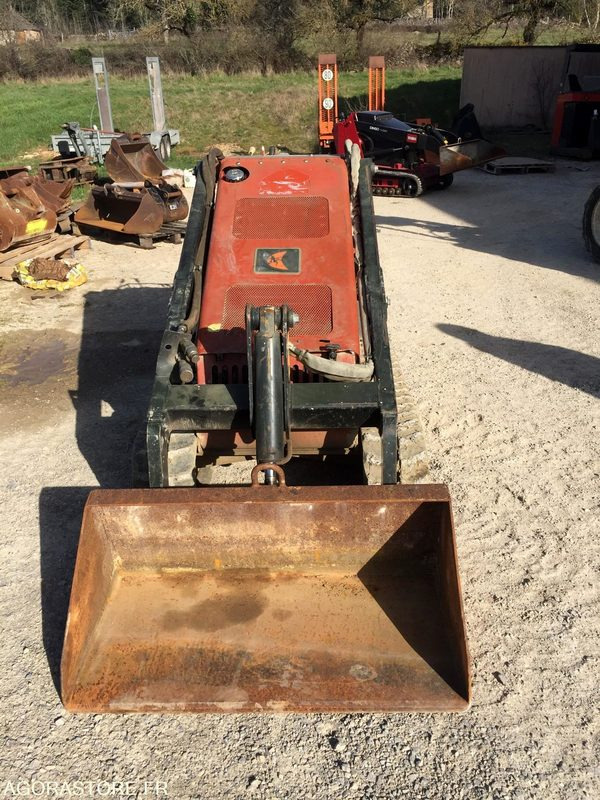 PORTE OUTILS à chenilles DITCH WITCH SK500 - Rakodógép: 4 kép. PORTE OUTILS à chenilles DITCH WITCH SK500 - Rakodógép: 4 kép.