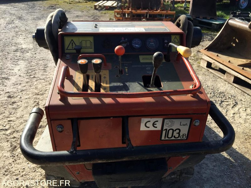 PORTE OUTILS à chenilles DITCH WITCH SK500 - Rakodógép: 4 kép. PORTE OUTILS à chenilles DITCH WITCH SK500 - Rakodógép: 4 kép.
