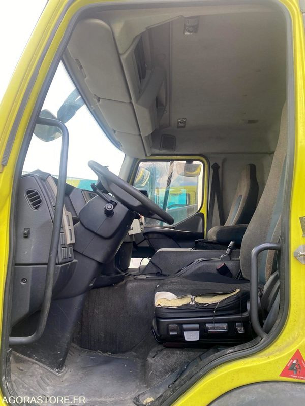 PORTEUR BOM 26T VOLVO GEESINK - 2014 / 160 803 KM (4002) - Szemetesautó: 5 kép. PORTEUR BOM 26T VOLVO GEESINK - 2014 / 160 803 KM (4002) - Szemetesautó: 5 kép.
