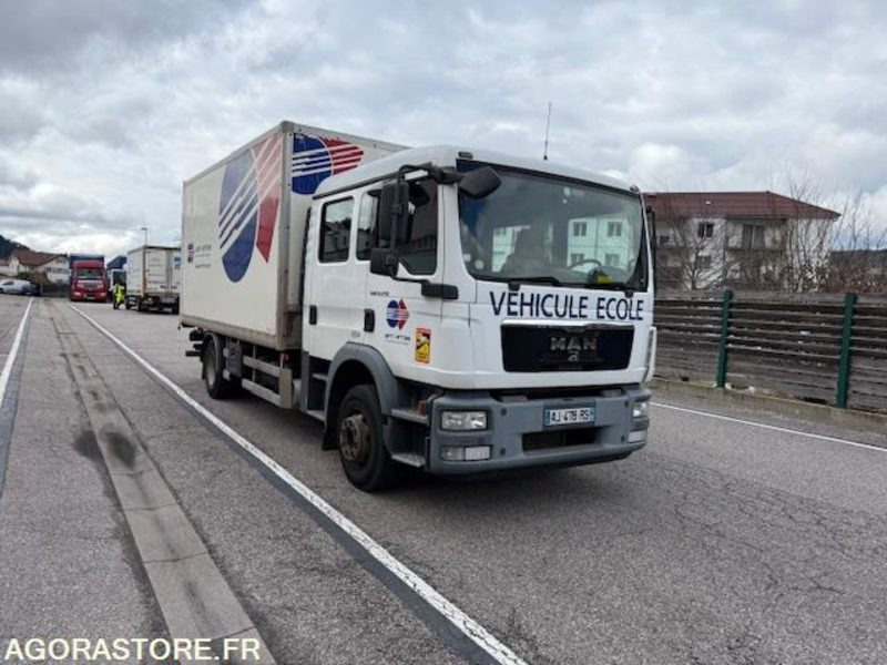PORTEUR ROUTIER - MAN TGM 250 - Ex Véhicule Ecole - Parc 3804 - Dobozos felépítményű teherautó: 1 kép. PORTEUR ROUTIER - MAN TGM 250 - Ex Véhicule Ecole - Parc 3804 - Dobozos felépítményű teherautó: 1 kép.