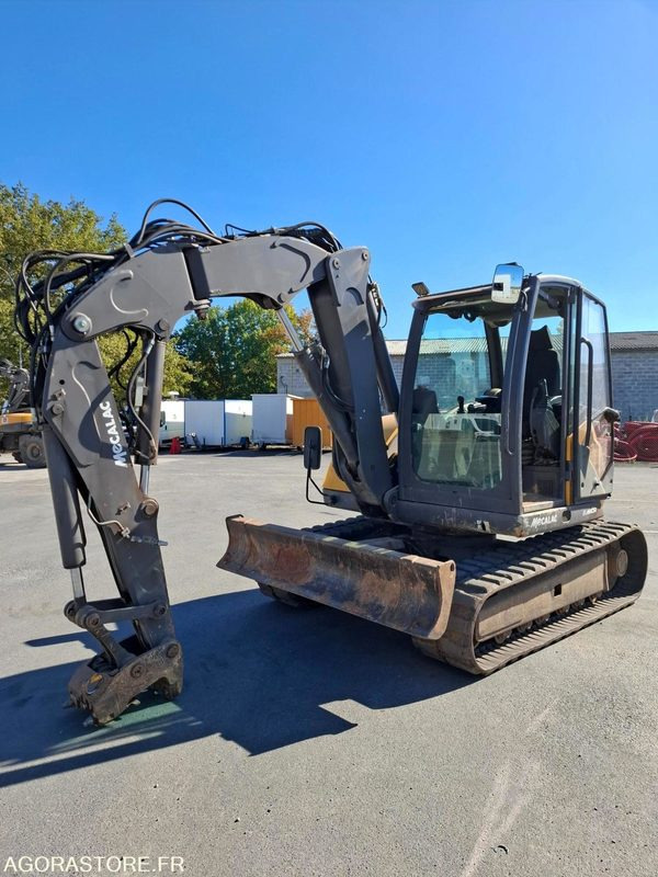 Pelle sur chenilles MECALAC 8MCR - 6920 heures - 2014 - N° série 130951 - Lánctalpas kotró: 1 kép. Pelle sur chenilles MECALAC 8MCR - 6920 heures - 2014 - N° série 130951 - Lánctalpas kotró: 1 kép.