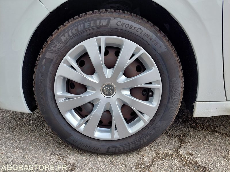 Peugeot 208 - 2018 - 111 261 kms- FB713AZ-ESSENCE - Autó: 2 kép. Peugeot 208 - 2018 - 111 261 kms- FB713AZ-ESSENCE - Autó: 2 kép.