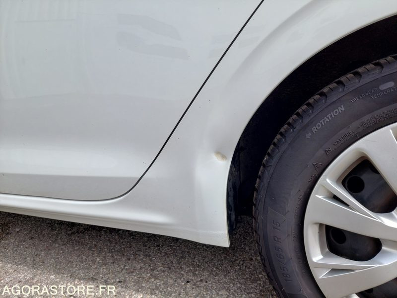 Peugeot 208 - 2018 - 111 261 kms- FB713AZ-ESSENCE - Autó: 4 kép. Peugeot 208 - 2018 - 111 261 kms- FB713AZ-ESSENCE - Autó: 4 kép.