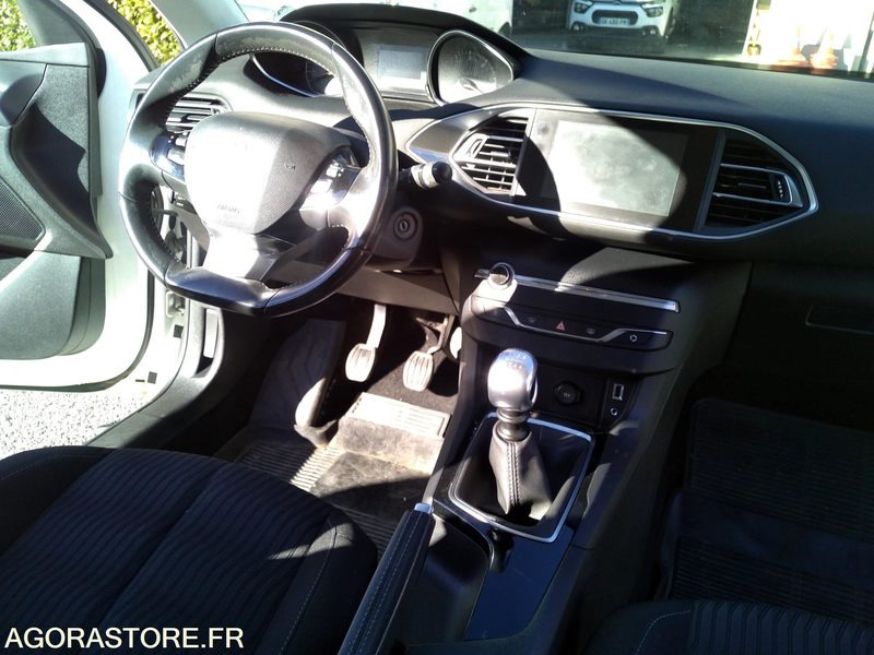 Peugeot 308 1.6 Blue Hdi 120 - 2014 - 168240 KM - Autó: 4 kép. Peugeot 308 1.6 Blue Hdi 120 - 2014 - 168240 KM - Autó: 4 kép.