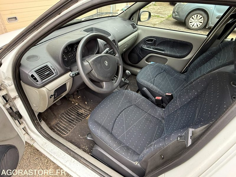 RENAULT CLIO - 2002 - 160000 KM - Autó: 5 kép. RENAULT CLIO - 2002 - 160000 KM - Autó: 5 kép.