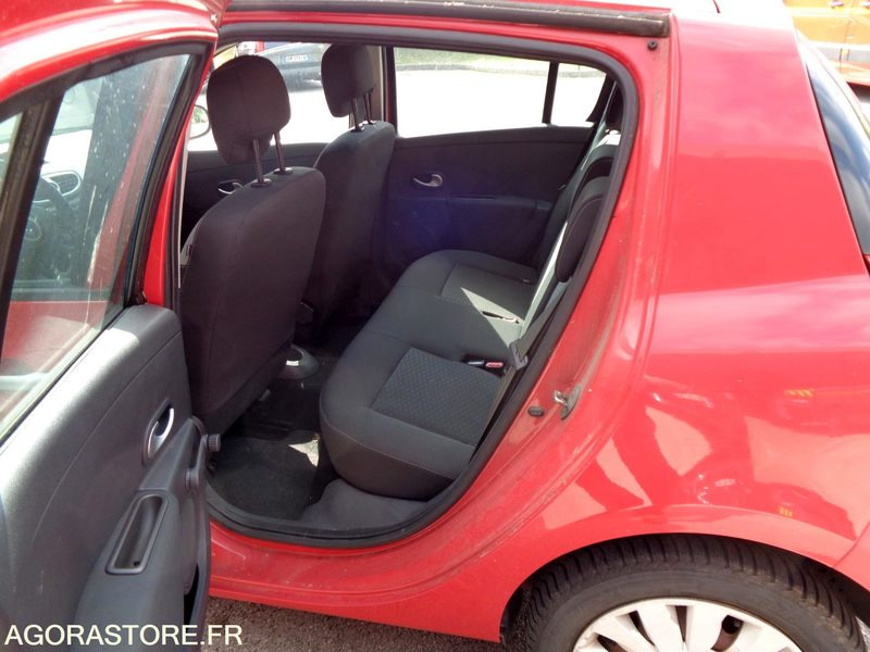 RENAULT CLIO BM.435.JB - 2011 - 196032 KM - Autó: 5 kép. RENAULT CLIO BM.435.JB - 2011 - 196032 KM - Autó: 5 kép.