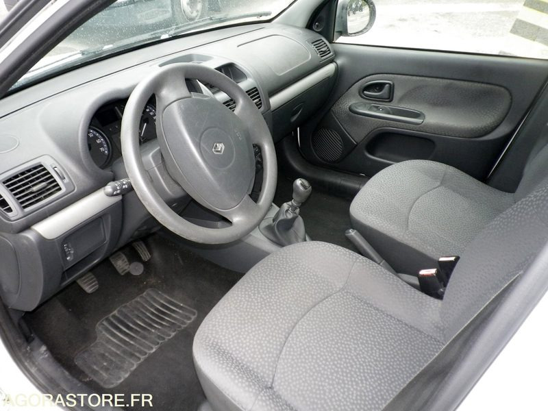 RENAULT CLIO CAMPUS 1.2 16V 75CH - Autó: 5 kép. RENAULT CLIO CAMPUS 1.2 16V 75CH - Autó: 5 kép.