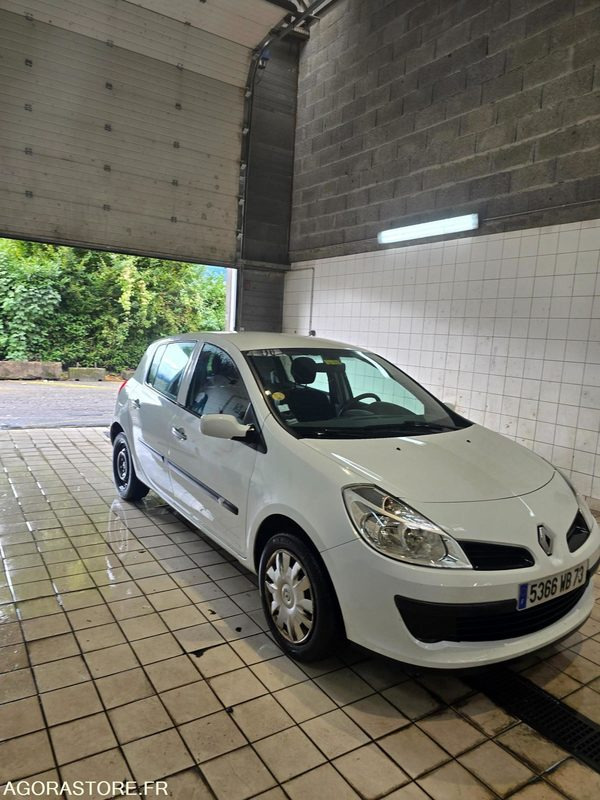 RENAULT CLIO - Autó: 3 kép. RENAULT CLIO - Autó: 3 kép.