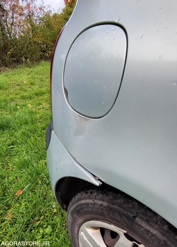 RENAULT CLIO II - Autó: 3 kép. RENAULT CLIO II - Autó: 3 kép.