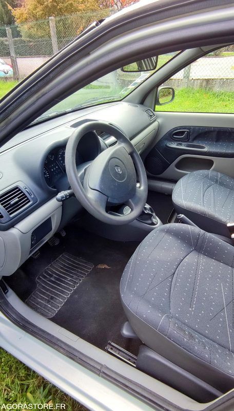 RENAULT CLIO II - Autó: 5 kép. RENAULT CLIO II - Autó: 5 kép.