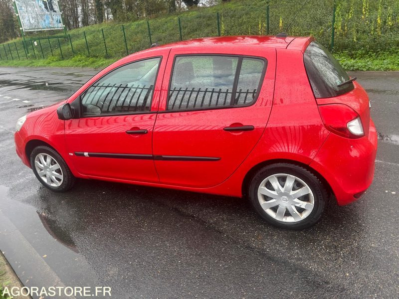 RENAULT - CLIO III (1.5 DCI) - DIESEL - 212000 kms - année 2013 - Autó: 2 kép. RENAULT - CLIO III (1.5 DCI) - DIESEL - 212000 kms - année 2013 - Autó: 2 kép.