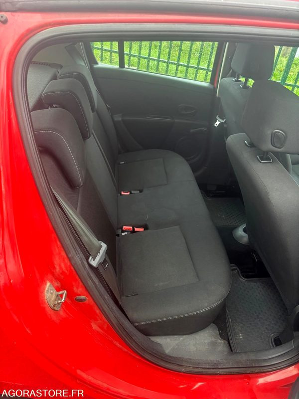 Autó RENAULT - CLIO III (1.5 DCI) - DIESEL - 212000 kms - année 2013: 7 kép. Autó RENAULT - CLIO III (1.5 DCI) - DIESEL - 212000 kms - année 2013: 7 kép.