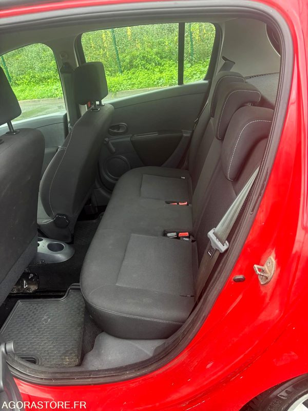 Autó RENAULT - CLIO III (1.5 DCI) - DIESEL - 212000 kms - année 2013: 8 kép. Autó RENAULT - CLIO III (1.5 DCI) - DIESEL - 212000 kms - année 2013: 8 kép.