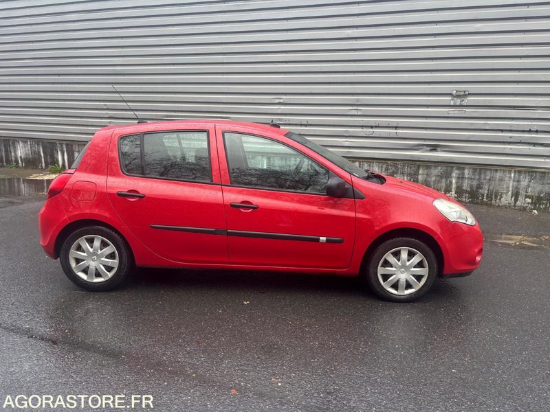 RENAULT - CLIO III (1.5 DCI) - DIESEL - 212000 kms - année 2013 - Autó: 1 kép. RENAULT - CLIO III (1.5 DCI) - DIESEL - 212000 kms - année 2013 - Autó: 1 kép.