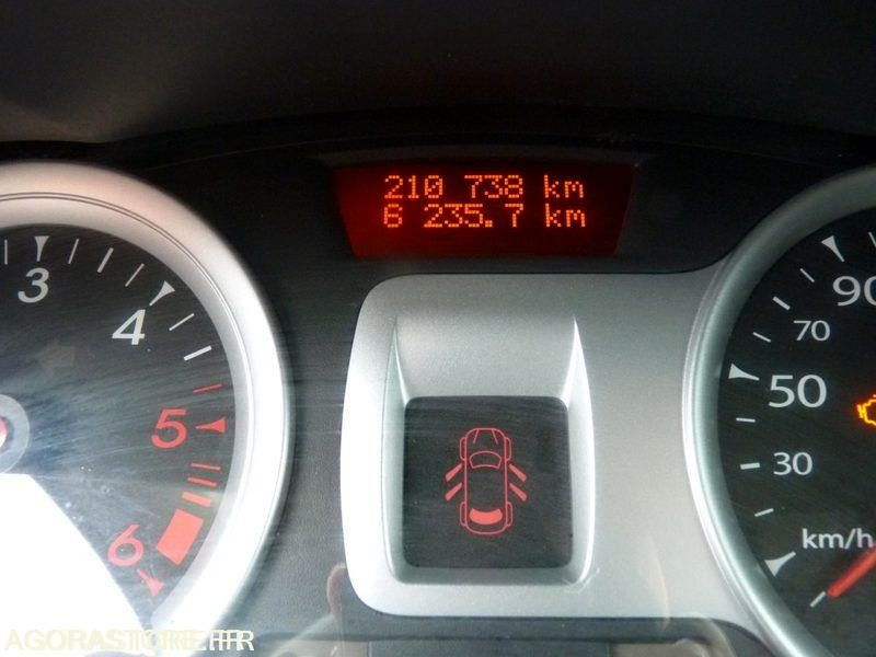 Autó RENAULT - CLIO III (1.5 DCI) - DIESEL - 212000 kms - année 2013: 14 kép. Autó RENAULT - CLIO III (1.5 DCI) - DIESEL - 212000 kms - année 2013: 14 kép.