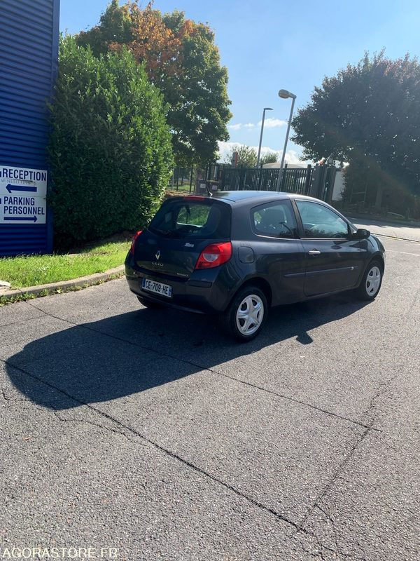 RENAULT CLIO III 16V 2006 238000 KM - Autó: 3 kép. RENAULT CLIO III 16V 2006 238000 KM - Autó: 3 kép.