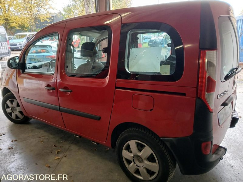 RENAULT KANGOO TPMR N°150546 - Iskolabusz: 3 kép. RENAULT KANGOO TPMR N°150546 - Iskolabusz: 3 kép.