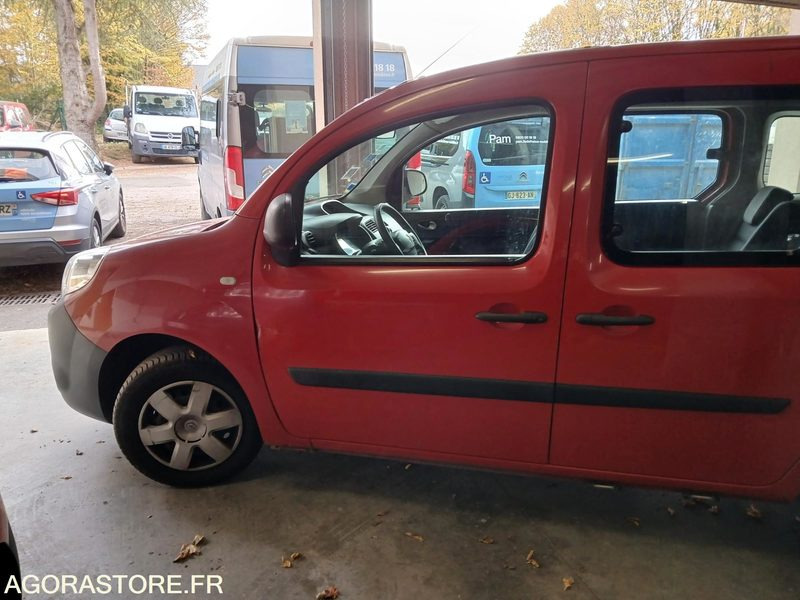 RENAULT KANGOO TPMR N°150546 - Iskolabusz: 4 kép. RENAULT KANGOO TPMR N°150546 - Iskolabusz: 4 kép.