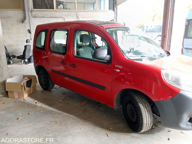 RENAULT KANGOO TPMR N°160552 - Iskolabusz: 5 kép. RENAULT KANGOO TPMR N°160552 - Iskolabusz: 5 kép.