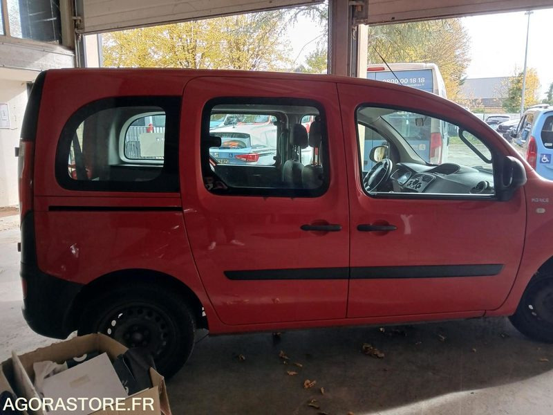 RENAULT KANGOO TPMR N°160552 - Iskolabusz: 4 kép. RENAULT KANGOO TPMR N°160552 - Iskolabusz: 4 kép.